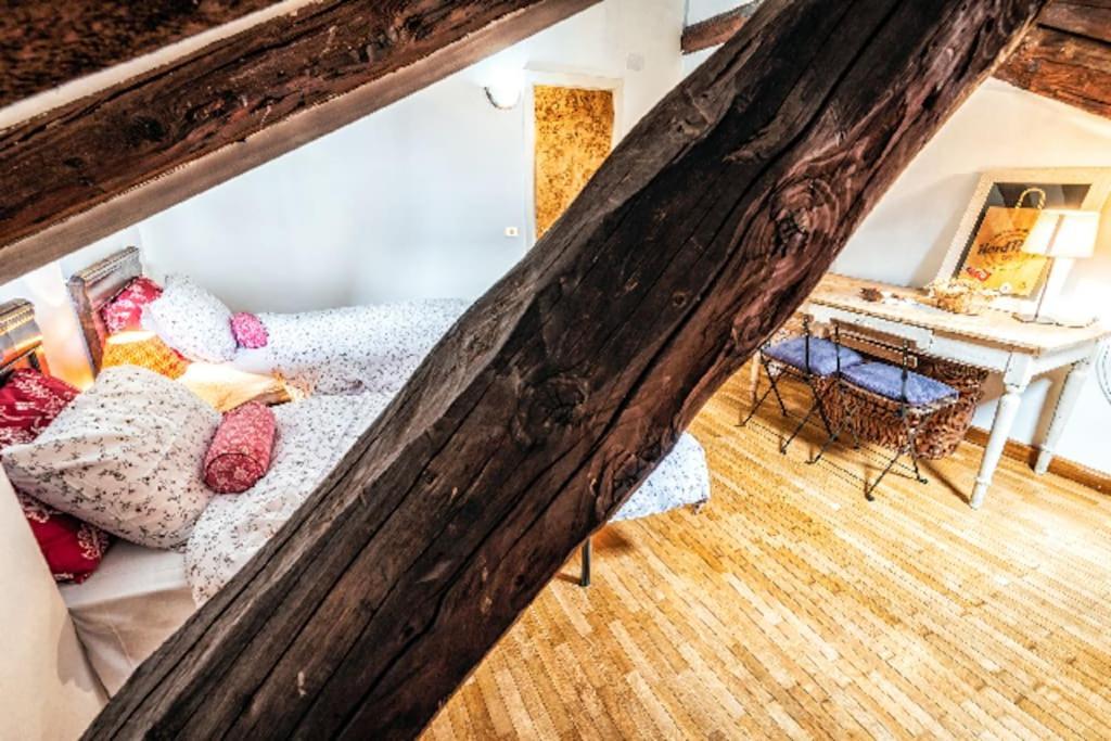 Loft Overlooking The Old Town . 펠트레 외부 사진