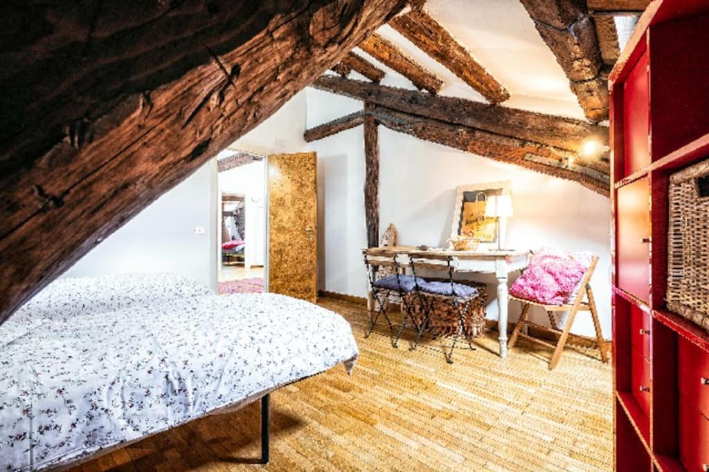 Loft Overlooking The Old Town . 펠트레 외부 사진
