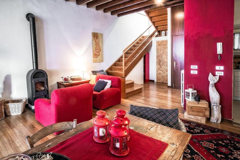 Loft Overlooking The Old Town . 펠트레 외부 사진