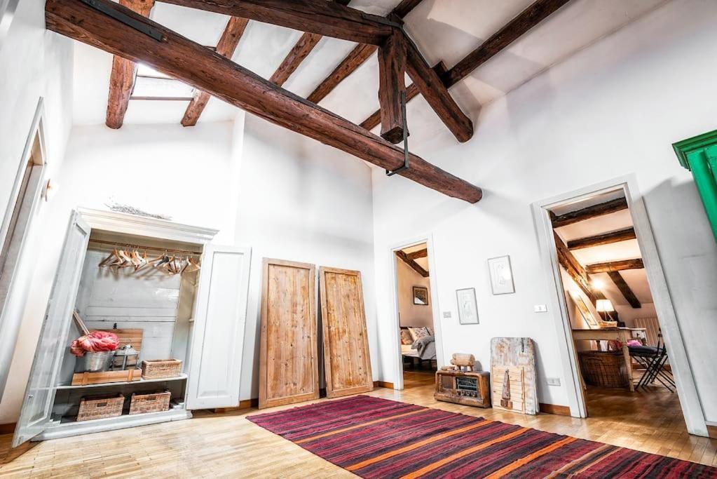 Loft Overlooking The Old Town . 펠트레 외부 사진